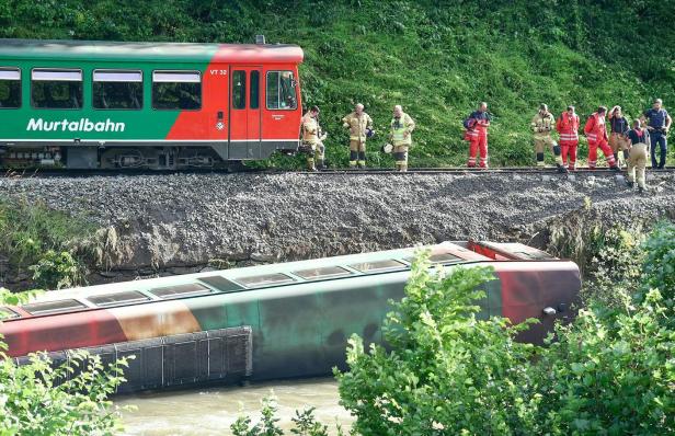 Schwerer Einsatz: 450-Tonnen-Kran hebt Triebwagen aus der Mur