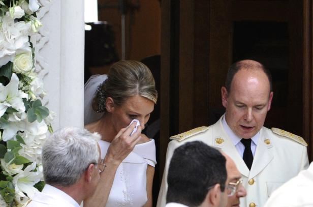 Fürstin Charlène weint an ihrem Hochzeitstag, während Fürst Albert daneben steht.