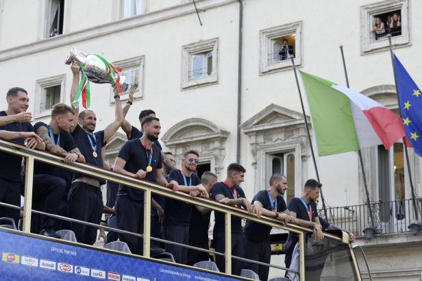 Die italienische Fußballnationalmannschaft feiert ihren EM-Sieg auf einem offenen Bus in Rom.