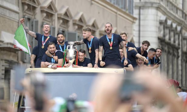 Die italienische Fußballnationalmannschaft feiert ihren EM-Sieg auf einem offenen Bus in Rom.