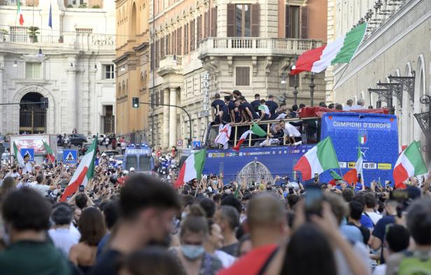 Italienische Fußballnationalmannschaft feiert ihren Europameistertitel mit einer Parade in Rom.