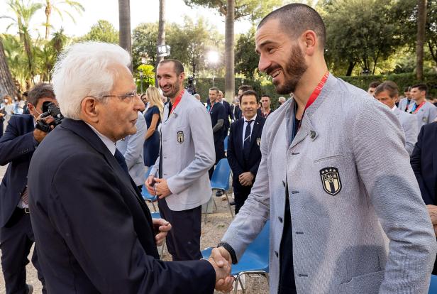 Sergio Mattarella schüttelt Leonardo Bonucci die Hand.