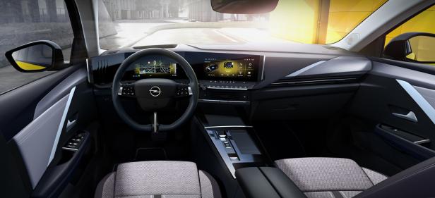 Innenansicht des Cockpits eines Opel Astra mit digitalen Anzeigen.