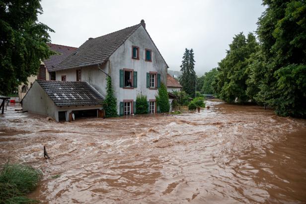 Unwetter in Deutschland: Menschen wappnen sich für erneuten Regen