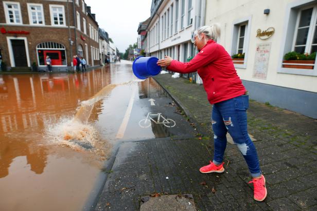 Unwetter in Deutschland: Menschen wappnen sich für erneuten Regen