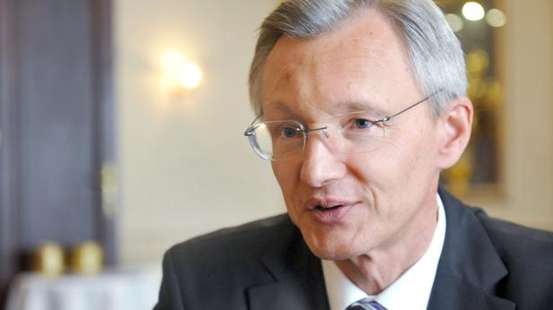 Manfred Url Ein Mann mit Brille und Anzug spricht.
