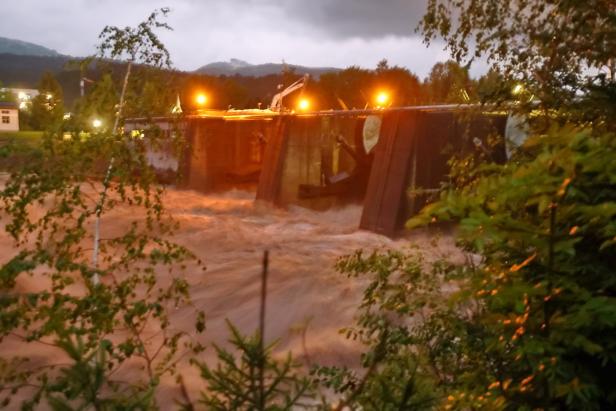 Hallein überschwemmt: Zivilschutzalarm bleibt aufrecht