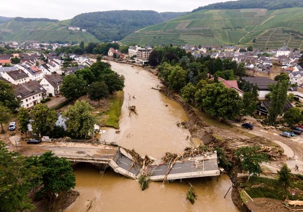 Thunderstorms with heavy rain flood parts of western Germany