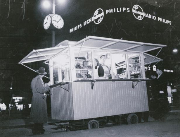 Ein Imbisswagen von Philips mit Kunden bei Nacht.