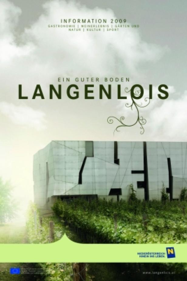 Das Weingut in Langenlois, Niederösterreich, mit dem Schriftzug „Langenlois“ an der Fassade.