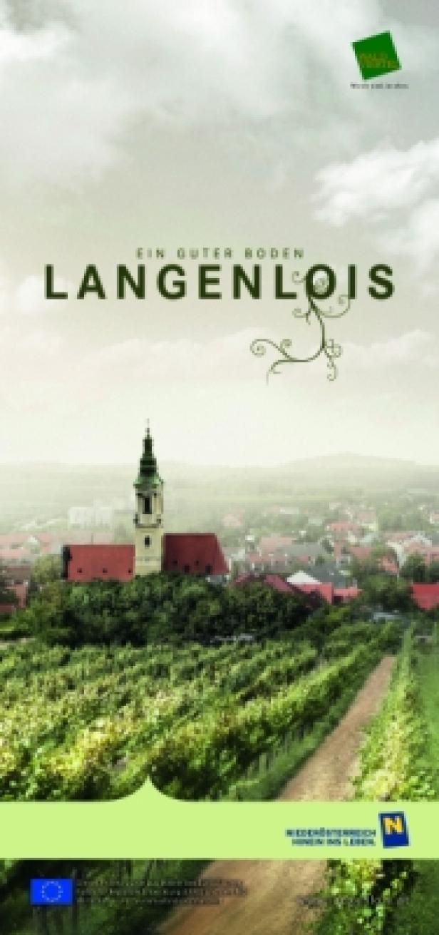 Blick über die Weinberge von Langenlois mit Kirchturm.