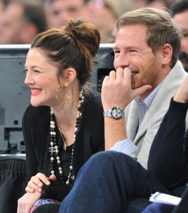 Drew Barrymore und Will Kopelman sitzen nebeneinander und lächeln.