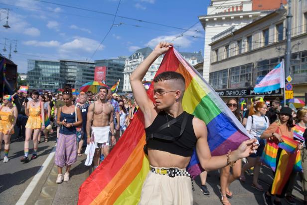 Pride Parade In Budapest Eine Laute Regenbogen Botschaft An Orbán
