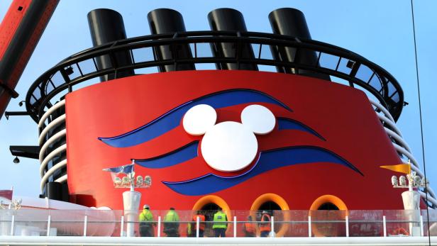 Der Schornstein eines Disney-Kreuzfahrtschiffes mit dem Mickey-Mouse-Logo.
