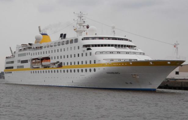 Das Kreuzfahrtschiff „Hamburg“ fährt auf dem Wasser.