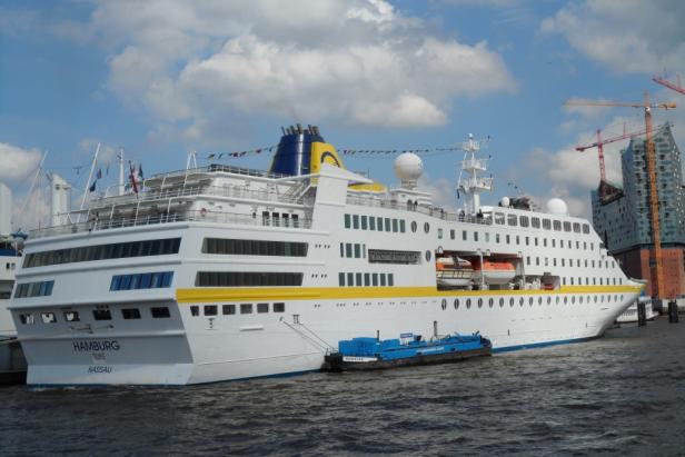 Das Kreuzfahrtschiff „Hamburg“ liegt im Hafen vor der Elbphilharmonie.