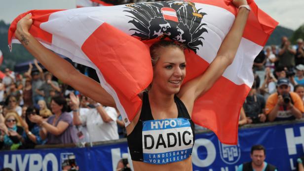 Ivona Dadic feiert mit der österreichischen Flagge im Publikum.