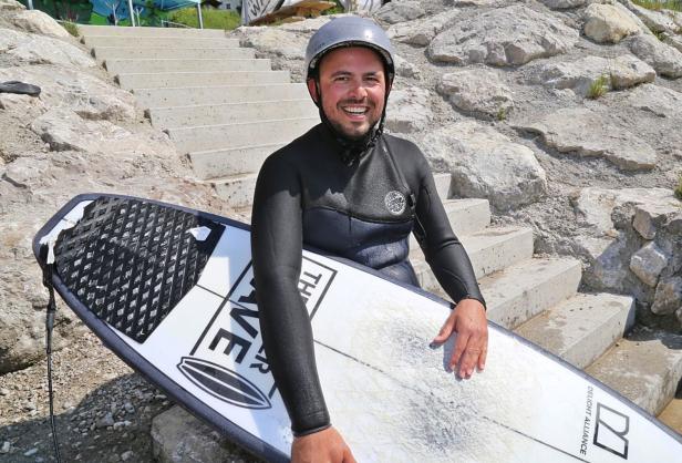 Fluss-Surfen auf der größten künstlichen Welle Europas