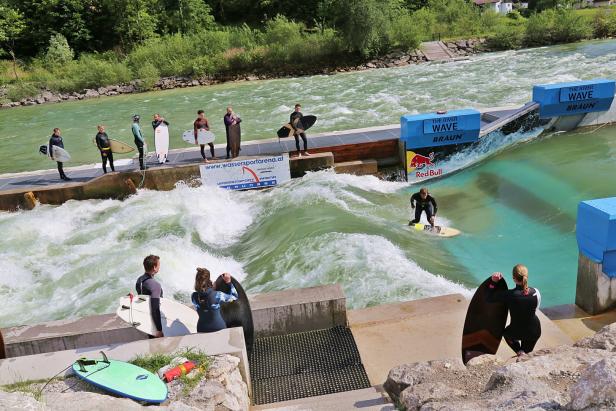 Fluss-Surfen auf der größten künstlichen Welle Europas