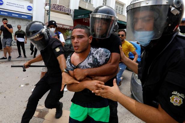 In Tunesien eskaliert die Lage: Polizei stürmt TV-Sender