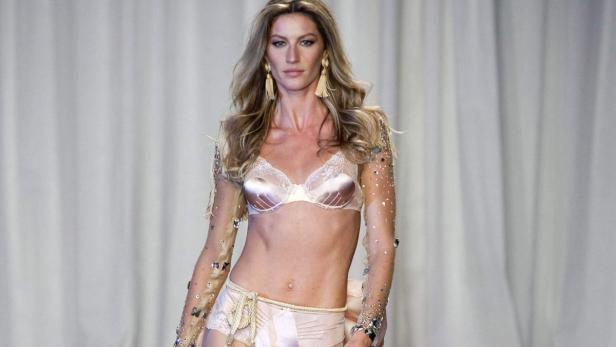 Gisele Bündchen läuft in Unterwäsche auf einem Laufsteg.