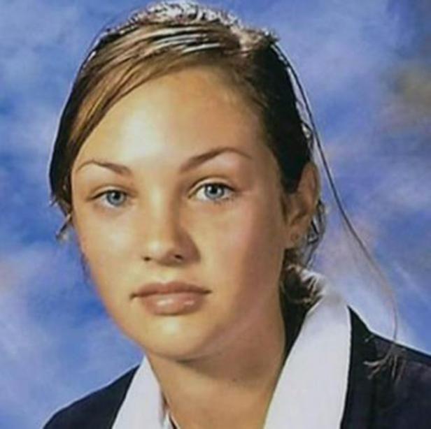 Porträt einer jungen Frau mit blonden Haaren und blauen Augen vor blauem Hintergrund.