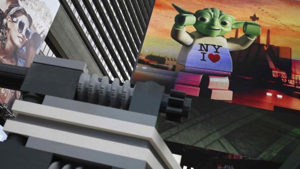 Ein Lego-Modell von Yoda vor einer New Yorker Skyline auf einer Werbetafel.