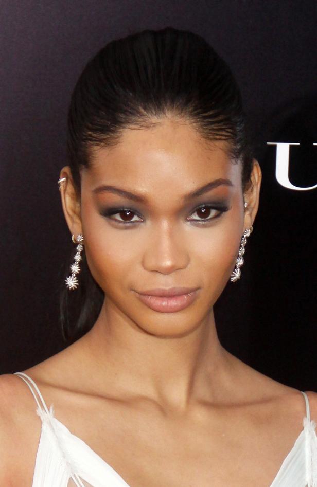 Porträt der Schauspielerin Chanel Iman mit glänzenden Ohrringen.