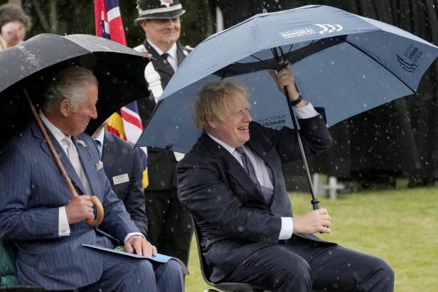 Vor Prinz Charles blamiert: Thronfolger lacht Boris Johnson aus