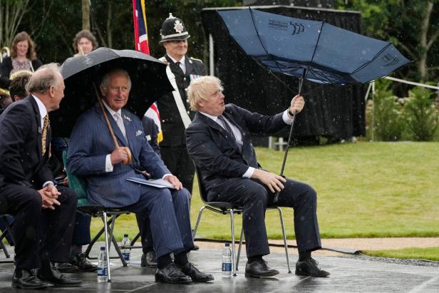 Vor Prinz Charles blamiert: Thronfolger lacht Boris Johnson aus