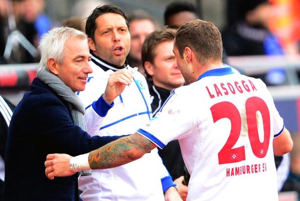 Der Trainer begrüßt Pierre-Michel Lasogga vom Hamburger SV.