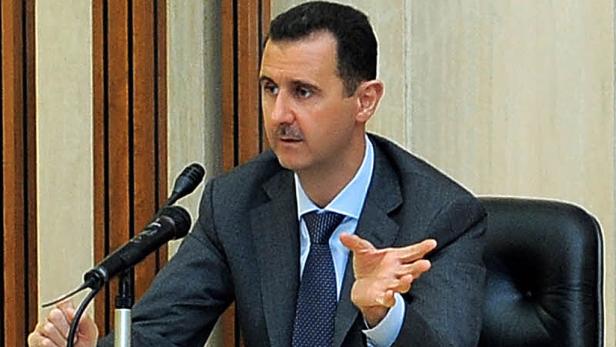Sieges-Propaganda: Bilder, wie sie das syrische Regime gerne zeigt: Der siegreiche und vor allem von Menschen bejubelte Abzug einer Armee-Einheit.