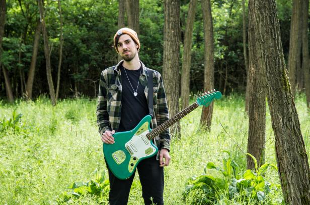 Michael Fink erzählt mit seiner Gitarre Geschichten von zu Hause