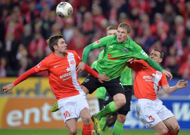Fußballspieler kämpfen um den Ball während eines Spiels.