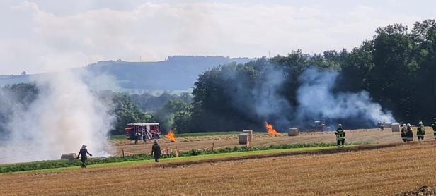 NÖ: Brennende Strohpresse setzte Stoppelfeld in Flammen