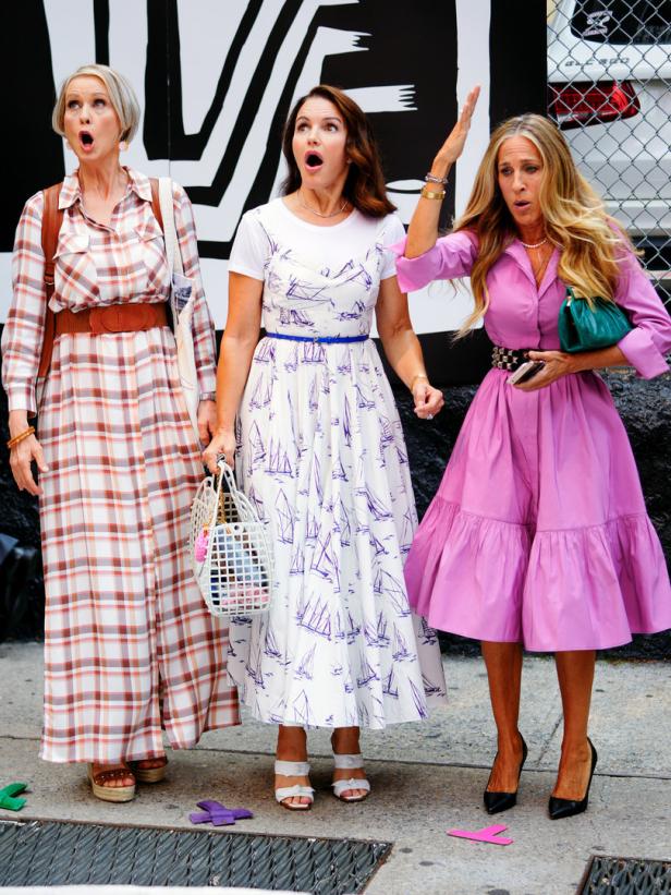 Sarah Jessica Parker, Kristin Davis und Cynthia Nixon mit überraschten Gesichtsausdrücken am Set von „And Just Like That…“.