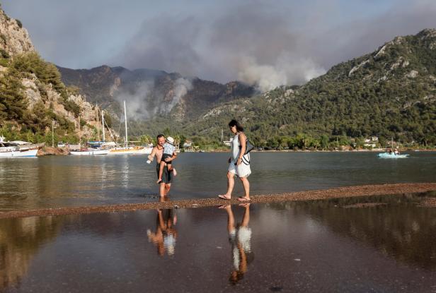 Huge wildfire rages in Aegean resort town of Marmaris