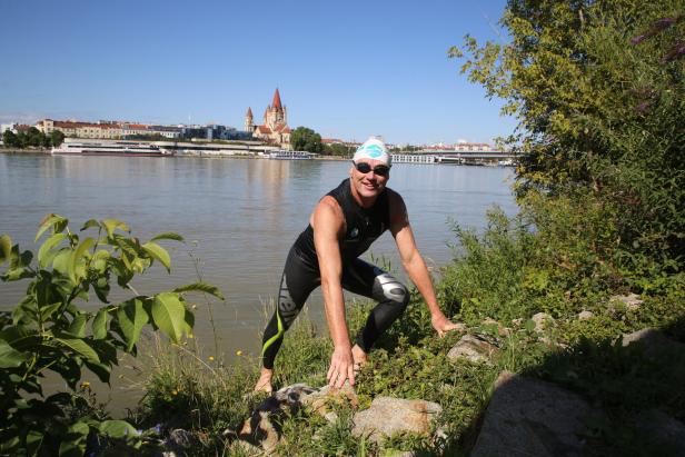Ein Professor schwimmt gegen die Donauverschmutzung