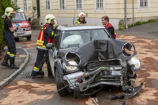 Unfall in Krems: Fahrzeug prallte gegen Tormauer