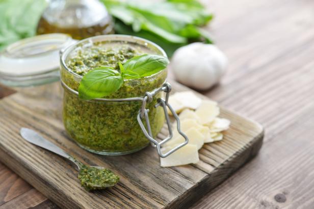 Wie man Basilikum zum Wachsen bringt und ein gutes Pesto macht