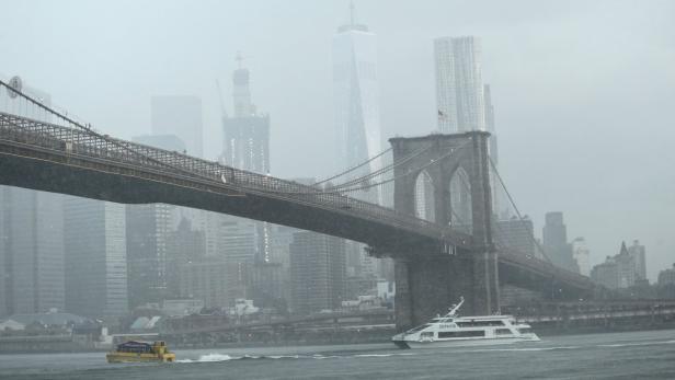 Die Brooklyn Bridge und die Skyline von New York an einem regnerischen Tag.