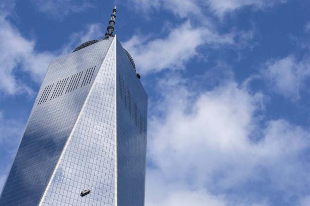 Das One World Trade Center in New York City vor einem Himmel mit Wolken.