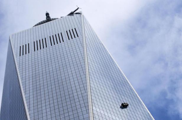 Das One World Trade Center in New York wird von einer Fensterputzanlage gereinigt.