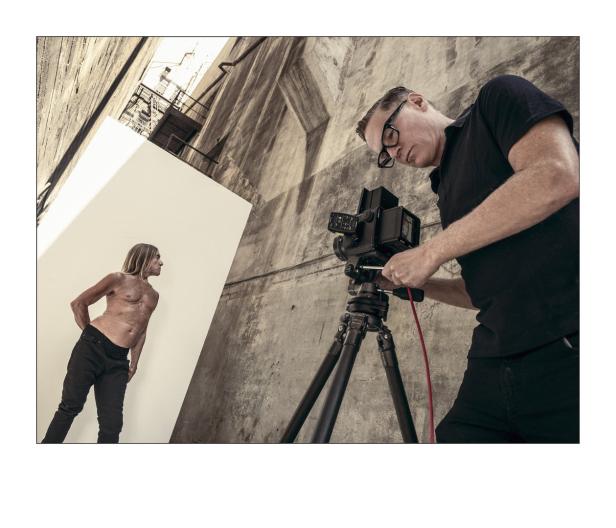 Bryan Adams fotografiert Pirelli-Kalender und stellt in Salzburg aus