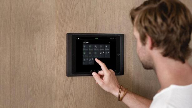 cLoxone_iPad-Wallmount_3-1024x576