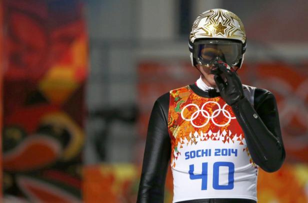 Ein Skispringer mit Helm und Brille bei den Olympischen Winterspielen in Sotschi 2014.