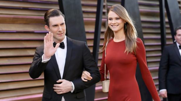 Adam Levine und Behati Prinsloo posieren auf dem roten Teppich.