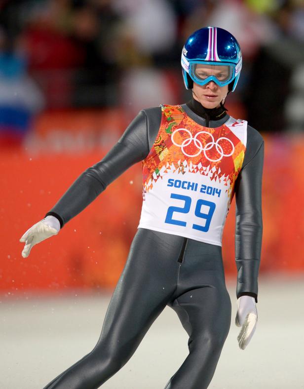 Ein Skispringer mit der Startnummer 29 bei den Olympischen Winterspielen in Sotschi 2014.