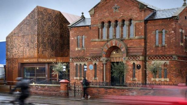 Das Manchester Jewish Museum, bestehend aus einem Neubau mit Ornamentfassade und einem roten Backsteingebäude.