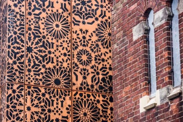 Das Jüdische Museum in Manchester mit Fassadendetails und einem Fenster.